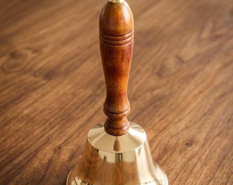 Handklocka i massiv mässing, vintage serviceklocka, trähandtag, lantlig inredning