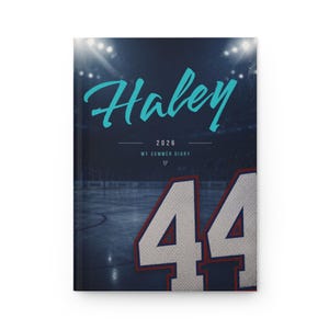 Peut inclure: Un journal à couverture rigide présentant un fond de patinoire de hockey bleu foncé avec des projecteurs. La couverture affiche le nom Haley en grande écriture turquoise, l'année 2026, le texte My Summer Diary, un petit cœur et le chiffre 44.