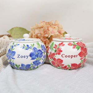 Urna commemorativa personalizzata in ceramica dipinta a mano con motivo floreale blu e rosso per animali domestici, con decorazioni botaniche a forma di fiori di cane e gatto, regalo in stile cottagecore.