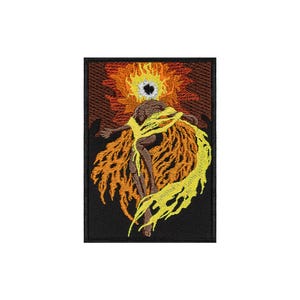 Puede incluir: Un parche bordado rectangular que muestra una figura de color marrón oscuro con una cabeza en forma de llama naranja y amarilla brillante y tela amarilla fluida envuelta alrededor del cuerpo, sobre un fondo oscuro con textura marrón.
