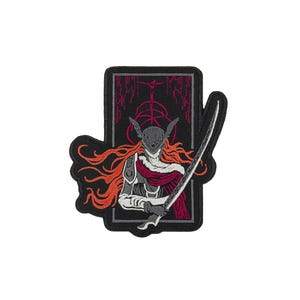 Könnte beinhalten: Ein gestickter Aufnäher mit einer stilisierten Figur mit spitzem Helm, langem, wehendem orangefarbenem Haar und einem weißen Schal, die ein gebogenes Schwert hält. Das Design ist vor einem schwarzen rechteckigen Hintergrund platziert.