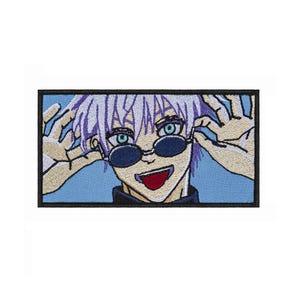 Op de afbeelding: Een rechthoekige geborduurde patch met een anime-figuur met lichtpaars haar, helderblauwe ogen en een donkere ronde zonnebril. Het figuur lacht met een rode tong zichtbaar tegen een effen lichtblauwe achtergrond.
