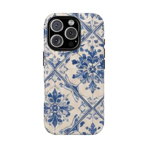 Könnte beinhalten: Eine Smartphone-Hülle mit einem sich wiederholenden Muster aus blauen Blumen- und geometrischen Kachelmotiven auf cremefarbenem Hintergrund. Die Hülle hat eine Aussparung für ein Dreifach-Kamerasystem oben links und schwarze Seitentasten.