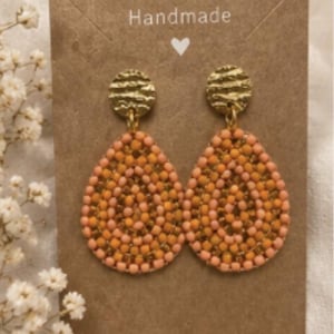 Handgemachte orange Perlenohrringe – Statement Ohrringe mit Goldakzenten – Bunte Boho Ohrringe