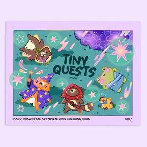 Op de afbeelding: Een rechthoekig kleurboek getiteld Tiny Quests by Weri Vol 1, met een groenblauwe kaft met cartoonillustraties van een kattenmagiër, een kikker, een wasbeer en een beer, omringd door roze sterren en magische lichteffecten op een lichtpaarse rand.