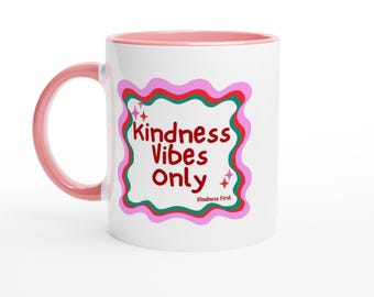 Tazza in ceramica da 325 ml "Kindness Vibes Only" con interno rosa, verde o giallo.