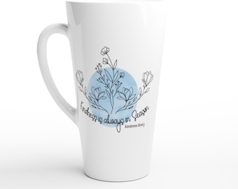 La gentilezza è sempre di stagione: fiori selvatici e tazza in ceramica blu da 500 ml