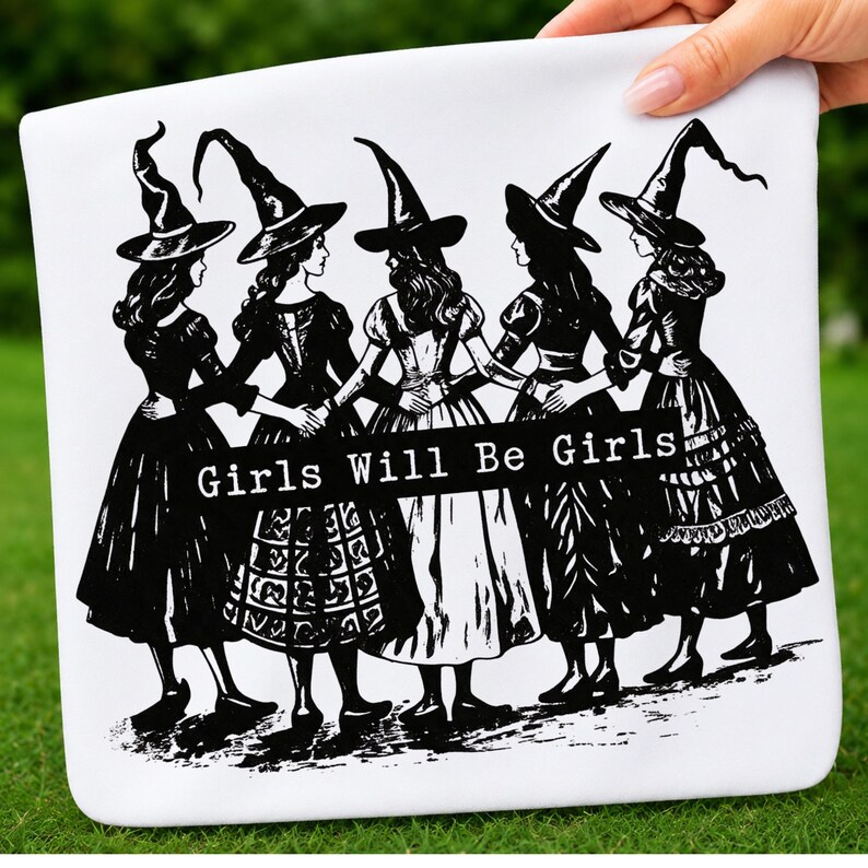 Pu&ograve; includere: Una pochette in tessuto bianco con un'illustrazione grafica nera di cinque figure che indossano cappelli da strega a punta e abiti lunghi, in piedi in cerchio tenendosi per mano. Un banner nero orizzontale al centro mostra Girls Will Be Girls.