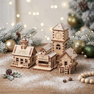Może przedstawiać: Zestaw czterech miniaturowych drewnianych budynków, w tym świąteczny urząd pocztowy, warsztat zabawek, wysoka wieża zegarowa i mała chatka na palach. Każda konstrukcja wykonana jest z jasnego drewna z detalami i ośnieżonymi dachami.