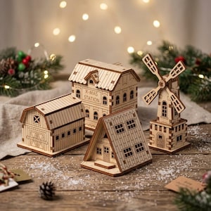 Pode incluir: Uma coleção de quatro edifícios em miniatura de madeira clara, incluindo um celeiro, uma casa com a etiqueta X-MAS STATION, uma cabana em forma de A e um moinho de vento. Cada estrutura apresenta detalhes cortados a laser e janelas.