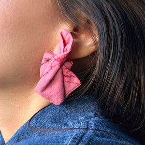 Boucles d'oreilles en tissu recyclé rose à imprimé image 1