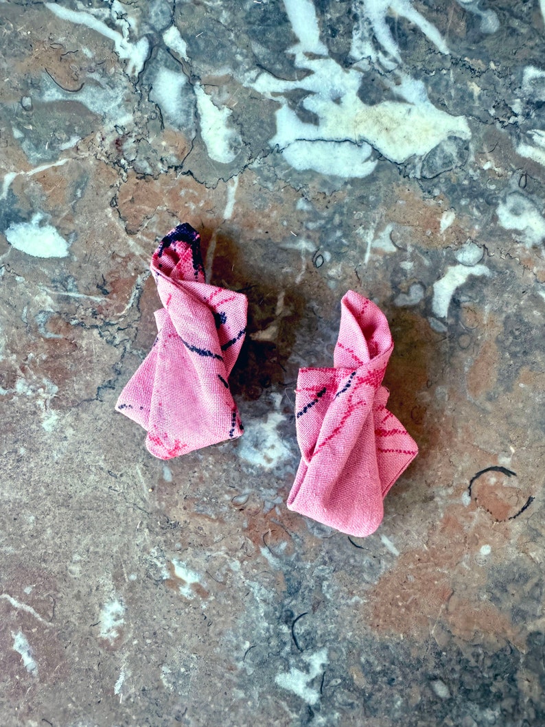 Boucles d'oreilles en tissu recyclé rose à imprimé image 2