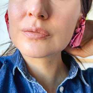 Boucles d'oreilles en tissu recyclé rose à imprimé image 5