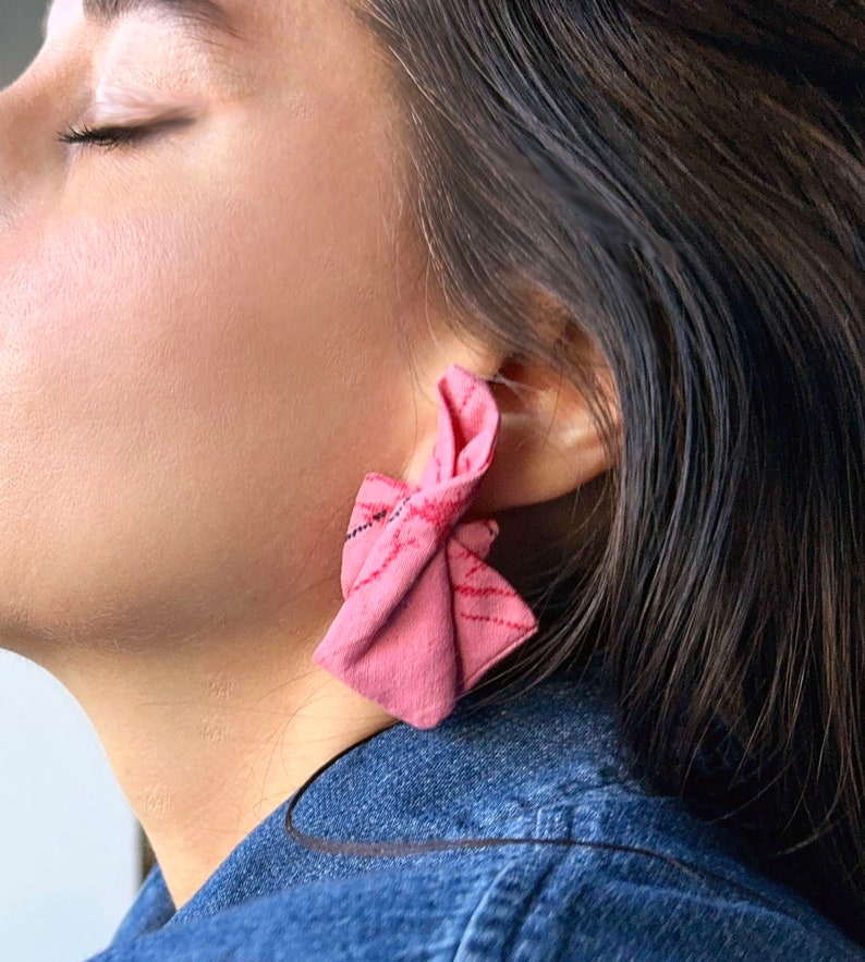 Boucles d'oreilles en tissu recyclé rose à imprimé image 1