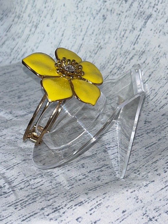 Vintage Gold Tone 5 Petal Yellow Flower Bracelet - image 3