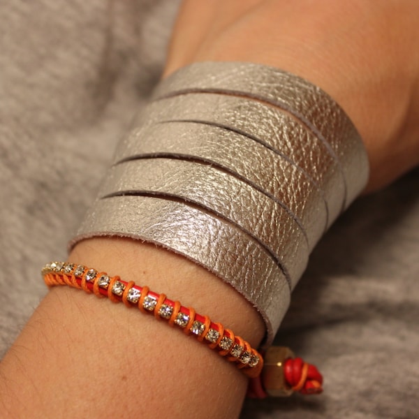 Bracelet en cuir fin de couleur Argent avec 4 tailles differentes.