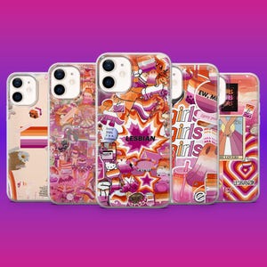 Könnte beinhalten: Fünf transparente Smartphone-Hüllen in einer Reihe, jede mit einer Collage aus Aufklebern in Rosa-, Orange- und Weißtönen. Die Designs zeigen verschiedene Symbole, Texte wie "LESBIAN" und "girls girls girls" sowie Illustrationen von Tieren und Herzen.