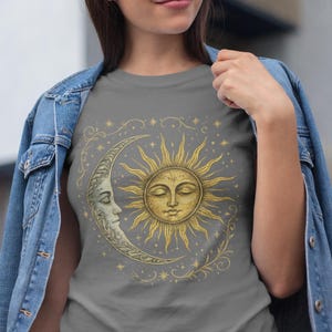Camiseta Boho Celestial Sol y Luna, Camiseta Mística Vintage con Gráficos, Camiseta Solar Lunar Espiritual, Ropa con Estética Mágica, Regalo Celestial