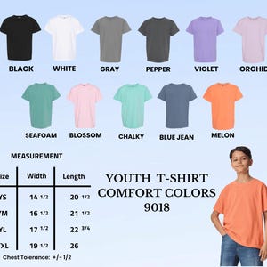 Pode incluir: Uma tabela de cores para camisetas Youth Comfort Colors 9018 com onze cores s&oacute;lidas: preto, branco, cinza, pimenta, violeta, orqu&iacute;dea, espuma do mar, flor, giz, jeans azul e mel&atilde;o. Uma tabela de tamanhos mostra larguras e comprimentos em cm de YS a YXL.