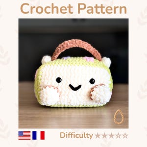 Peut inclure: Un modèle de crochet représentant une créature en peluche rectangulaire, de couleur crème avec un dessus vert clair, une poignée marron et deux petites pattes blanches. La créature a des yeux noirs et une bouche en V noire. Texte Crochet Pattern.
