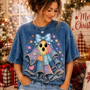 Spookje in jeans PNG, Halloween blauw denim spookje PNG, Trendy patchwork griezelig spookje PNG, Retro schattig Boo spookje koket PNG, Virale PNG, Trendy PNG