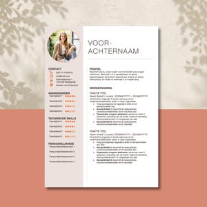 Könnte beinhalten: Eine professionelle Lebenslauf-Vorlage mit einer beigen Seitenleiste, die ein kreisförmiges Profilfoto, Kontaktdaten, Fähigkeiten und Persönlichkeitsmerkmale enthält. Der weiße Hauptbereich umfasst Überschriften für Profil, Berufserfahrung und Stellen.