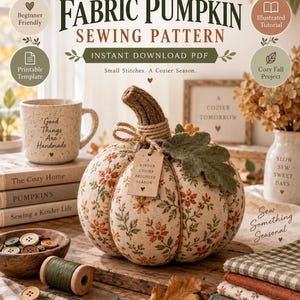 Op de afbeelding: Een PDF-naaipatroon voor een stoffen pompoen, met een beige pompoen met bloemenprint, een bruine geribbelde steel en een groen viltblad. De tekst luidt Fabric Pumpkin Sewing Pattern, Instant Download PDF en Small Stitches.