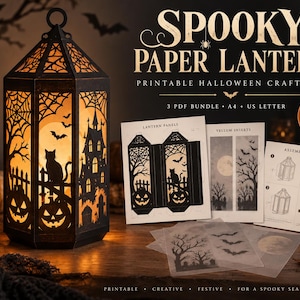 Op de afbeelding: Een zwarte papieren lantaarn met gedetailleerde uitsparingen van een spookhuis, kat en pompoenen, van binnenuit verlicht. De set bevat bedrukte panelen, perkamenten inzetstukken en een handleiding met de tekst Spooky Paper Lantern.