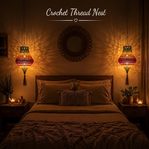 Puede incluir: Dos lámparas colgantes con cubiertas de ganchillo de rayas multicolores en verde, amarillo, naranja y morado, con una borla en la parte inferior. El texto Crochet Thread Nest está centrado sobre la cama entre las dos lámparas brillantes.