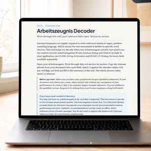 Könnte beinhalten: Ein Laptop-Bildschirm mit dem Arbeitszeugnis Decoder, einem digitalen Werkzeug zur Analyse deutscher Arbeitszeugnisse. Der Text erklärt, wie man die Formulierungen von Arbeitgebern entschlüsselt, Warnsignale erkennt und das deutsche System versteht.