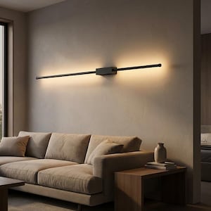 Puede incluir: Una lámpara de pared negra, larga y horizontal, montada en el centro de una pared. El aplique cuenta con una carcasa central rectangular con dos brazos finos extendidos hacia afuera, emitiendo un brillo cálido sobre la pared.