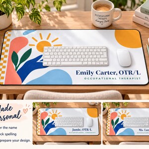 Op de afbeelding: Een rechthoekige bureaumat met een witte achtergrond, abstracte vormen in oranje, blauw en roze, een gele zon en groene bladeren. De tekst luidt Emily Carter, OTR/L, Occupational Therapist. Een wit toetsenbord en een muis liggen op de mat.