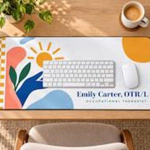 Op de afbeelding: Een rechthoekige bureaumat met een witte achtergrond, een gele zon, een blauwe hand die groene bladeren vasthoudt en een geblokte rand. Rechts staat de tekst Emily Carter, OTR/L, Occupational Therapist in een blauw en zwart lettertype.