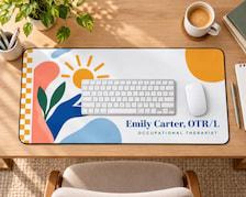 Op de afbeelding: Een rechthoekige bureaumat met een witte achtergrond, een gele zon, een blauwe hand die groene bladeren vasthoudt en een geblokte rand. Rechts staat de tekst Emily Carter, OTR/L, Occupational Therapist in een blauw en zwart lettertype.