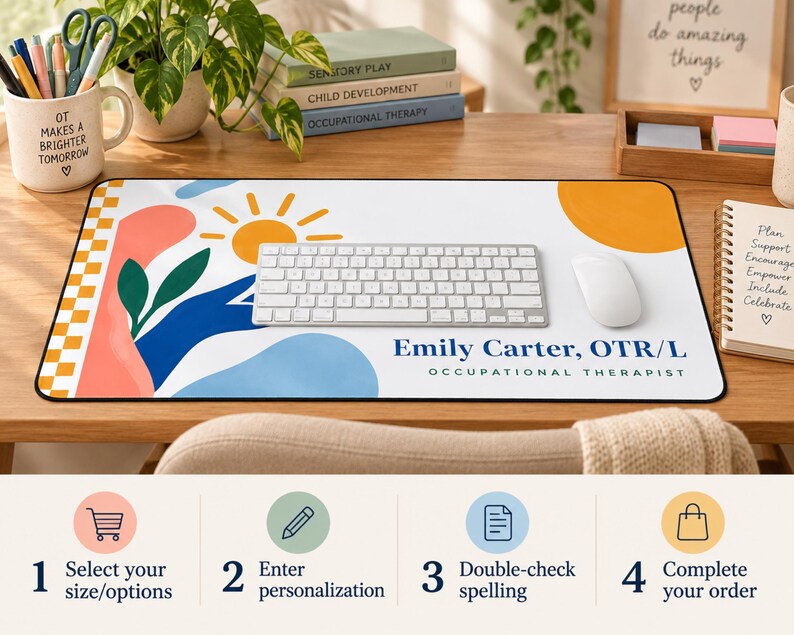 Op de afbeelding: Een rechthoekige bureaumat met een witte achtergrond, een gele zon, blauwe en roze abstracte vormen, groene bladeren en een oranje-witte geblokte rand. De tekst luidt Emily Carter, OTR/L OCCUPATIONAL THERAPIST in het blauw.