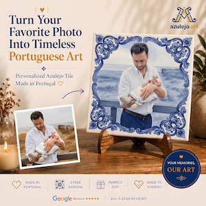 Op de afbeelding: Een vierkante keramische tegel met een blauw-witte bloemenrand rondom een afgedrukte foto van een persoon die een baby vasthoudt. De tegel staat op een houten standaard. De tekst op de afbeelding bevat Turn Your Favorite Photo Into Timeless Portuguese Art.