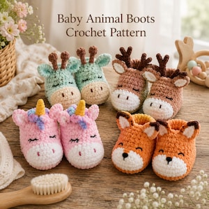 Può includere: Una collezione di scarpine per neonati realizzate a mano all'uncinetto con disegni di animali, tra cui una giraffa verde menta, un cervo marrone, un unicorno rosa con corno giallo e una volpe arancione. Il testo Baby Animal Boots Crochet Pattern è visibile.
