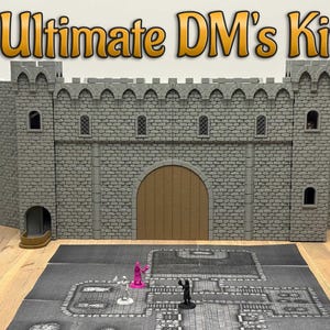 Può includere: Un muro di castello grigio con texture in pietra, un cancello centrale in legno e due torri, posizionato dietro un tappetino da dungeon stampato. Tre piccole statuine in plastica bianca, rosa e nera si trovano sul tappetino. Il testo Ultimate DM's Kit è visibile.