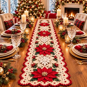Puede incluir: Un camino de mesa de ganchillo largo y rectangular con un patrón repetitivo de flores de pascua rojas con centros dorados, copos de nieve blancos y hojas de acebo verdes con bayas rojas, acabado con un borde de encaje festoneado rojo y crema.