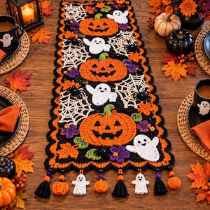 Peut inclure: Un chemin de table en crochet rectangulaire avec un fond noir, des citrouilles orange, des fantômes blancs, des toiles d'araignée blanches et des fleurs violettes. Les bords sont festonnés en noir et le bas comporte des pompons en crochet.