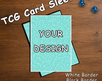 Könnte beinhalten: TCG-Kartenhüllen mit hellblauem Hintergrund und einem weißen Linienmuster aus Wolken, Sternen und Wirbeln. In der Mitte steht der Text YOUR DESIGN in fetten weißen Buchstaben. Drei blaue polyedrische Würfel liegen daneben.
