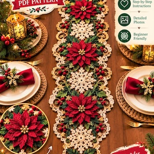 Op de afbeelding: Een PDF-patroon voor een gehaakte tafelloper met een herhalend ontwerp van rode kerststerren, witte sneeuwvlokken, groene bladeren en kleine rode bessen. De loper heeft een geschulpte rand en een rode kwast. Tekst: Christmas Crochet Table Runner.