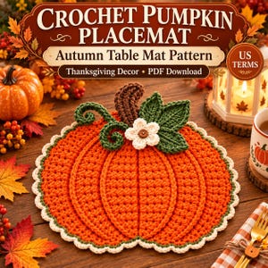Op de afbeelding: Een ronde oranje gehaakte pompoen placemat met een geschulpte crèmekleurige rand, een bruine steel, groene bladeren, krullende ranken en een klein wit bloemetje met een bruine knoop. De tekst luidt CROCHET PUMPKIN PLACEMAT Autumn Table Mat Pattern.