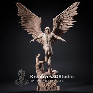 Può includere: Una statuetta stampata in 3D monocromatica color marrone chiaro raffigurante una figura alata muscolosa in posa dinamica, su una base dettagliata. Il testo Kreatives3DStudio 3D PRINTABLE STL FILES è visibile in basso con un'icona a testa geometrica.