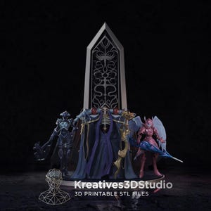 Puede incluir: Una figura impresa en 3D con un personaje esquelético central con túnicas oscuras, flanqueado por dos personajes con armadura, frente a una estructura arquitectónica puntiaguda con filigrana. Texto: Kreatives3DStudio 3D PRINTABLE STL FILES.