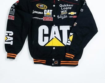 Chaqueta de carreras Caterpillar NASCAR con un estilo renovado.