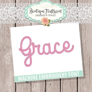 Peut inclure: Police de caractères de broderie machine rose pour le nom "Grace".