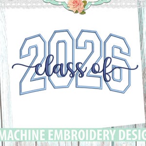 Könnte beinhalten: Weißer Hintergrund mit dem Text "2026 Class of" in blauer Schrift. Der Text ist im College-Stil gehalten. Das Bild hat eine dekorative Spitzentrimmung und ein Logo mit der Aufschrift "Boutique Fonts.com Embroidery & Graphics".