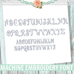 Op de afbeelding: Een machine borduurlettertype alfabet in een cursief schrift. De letters zijn lichtgrijs van kleur op een witte achtergrond. De tekst "MACHINE EMBROIDERY FONT" staat onderaan de afbeelding.