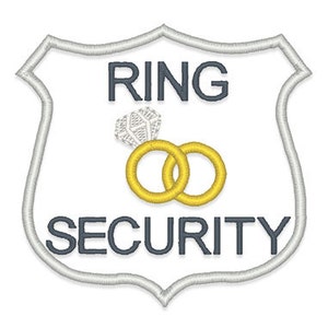Puede incluir: Un parche blanco y gris en forma de escudo con el texto "RING SECURITY" y un gráfico de dos anillos dorados con un diamante.